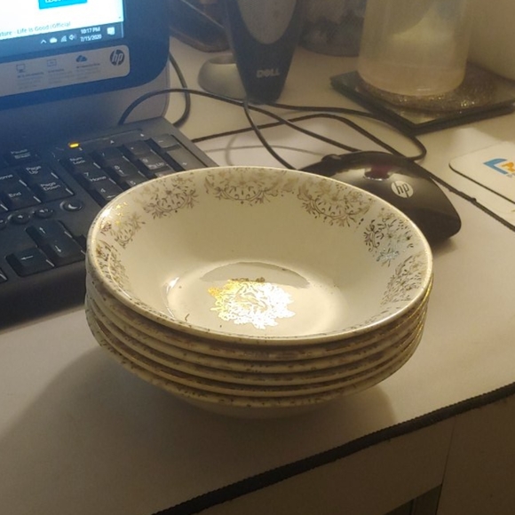 These plate set are beautiful,Beidge and gold - Picture 2 of 4